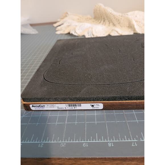 Accucut bee and hive jumbo die - Picture 4 of 4